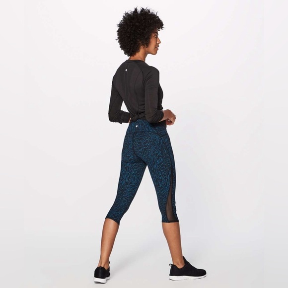 Lululemon Train Times Crop 17” Black Blue Mesh-Panel Capri Leggings Size 6 - Picture 6 of 11